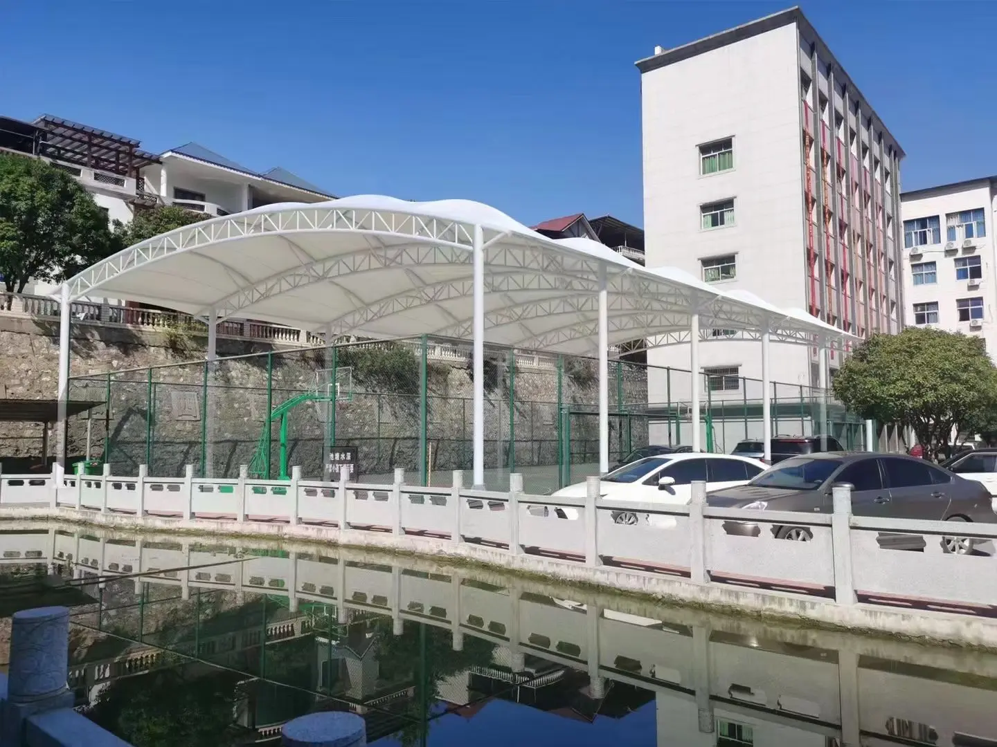 贵州清镇园区停车棚总在漏水生锈?源头膜结构厂家:按本地气候选材,避开三大坑