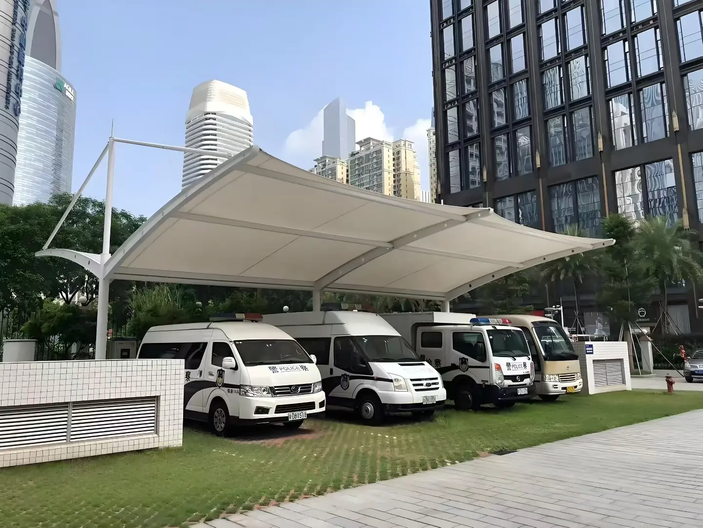 贵州清镇膜结构车棚怎么选?山地多雨高湿环境,园区物业采购避坑指南