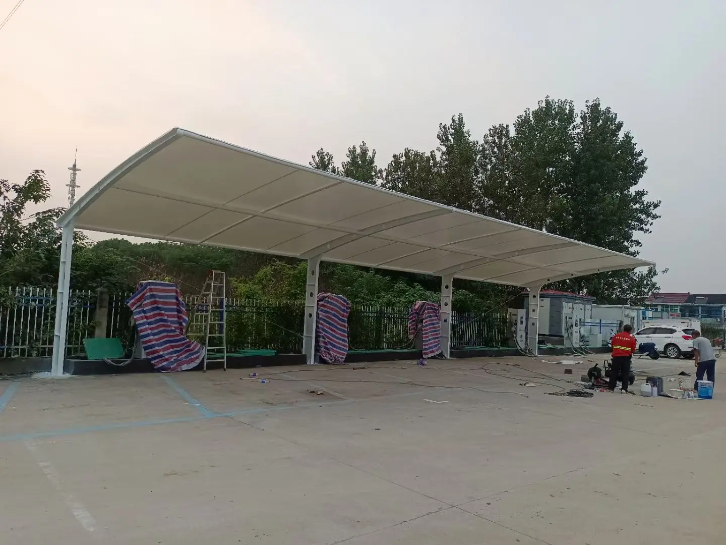 贵州清镇膜结构工程科普：山地多雨强紫外线环境，停车棚选材别只看低价